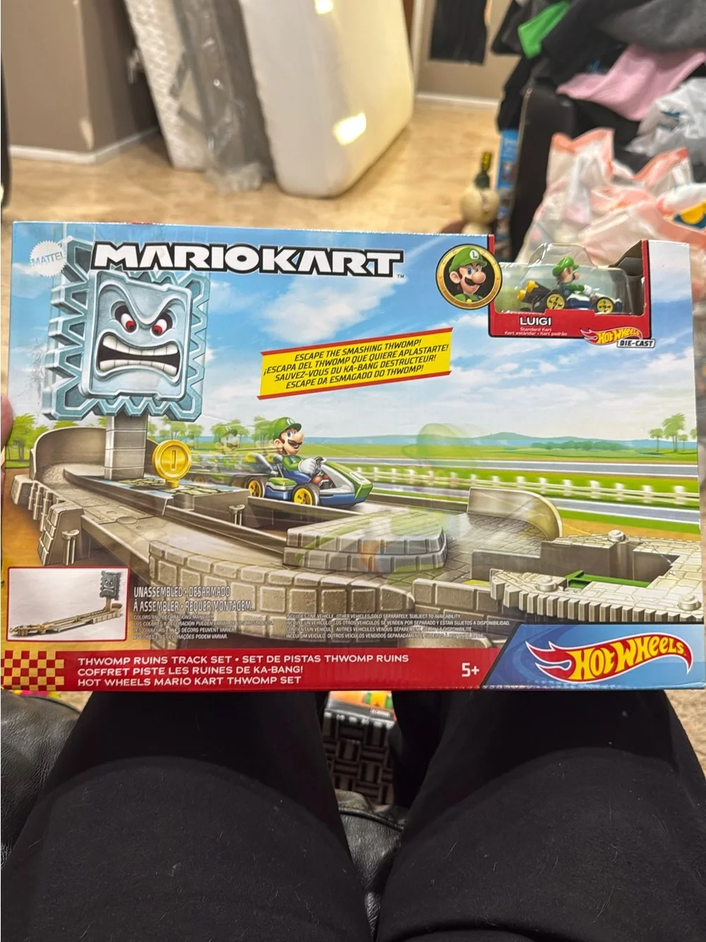 Hot Wheels Mario Kart Thwomp Ruins Playset – Green Luigi Kart